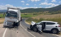 Otomobil ile kamyon feci şekilde çarpıştı: 4 kişi yaralandı