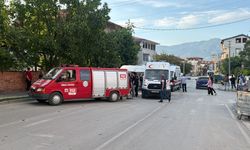 Korkunç kaza! İşçi servisi otomobille çarpıştı