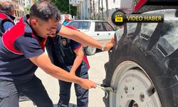 Traktöre giren yılan itfaiye ekiplerini harekete geçirdi
