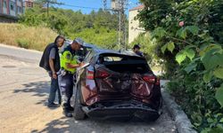 Yokuşta kayan araç ağaca saplandı: 3 kişi yaralandı