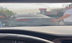 Yol ortasında korku dolu anlar! Sürücüyü darp ettiler