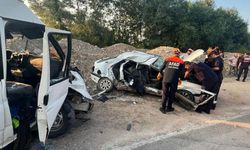 Feci kaza! Otomobil ile minibüs çarpıştı: 1 Ölü, 3 yaralı