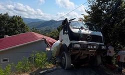 Facianın eşiğinden dönüldü! Beton mikseri evin üzerine düştü