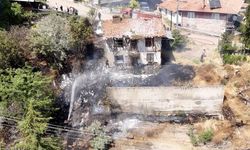 Korkutan yangın: Ahşap ev ve araç zarar gördü