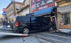 Kontrolden çıkan minibüs araçlara çarparak iş yerine girdi