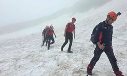 Doğa yürüyüşünde yollarını kaybeden 3 turist sağ olarak bulundu