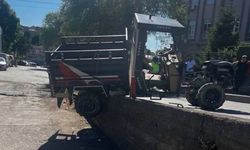 Freni boşalan otomobil pat pata çarptı: Tarım aracı 3 metreden düştü