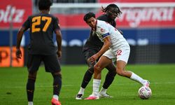 Galatasaray maçında korkutan olay! Tribünden atılan meşale Günay'ı vurdu