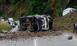 Hafriyat kamyonu yan yattı: Sürücü yaralandı