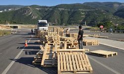 Hanönü’nde seyir halindeki TIR’ın yükü yola savruldu!
