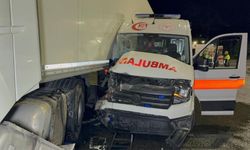 Hasta taşıyan ambulans tırla çarpıştı: 6 yaralı