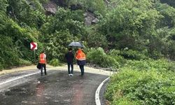 Heyelanla kapanan Cide Doğanyurt yolu yeniden ulaşıma açıldı