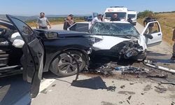 İki otomobil kafa kafaya çarpıştı: Feci kazada çok sayıda yaralı var