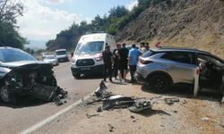 Kastamonu plakalı otomobil kafa kafaya çarpıştı: Çok sayıda yaralı var
