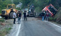 İnebolu-Doğanyurt yolunda korkutan kaza! Hafriyat kamyonu devrildi