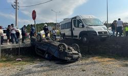 İşçi servisi kazaya karıştı! Takla atan otomobilde 3 kişi yaralandı