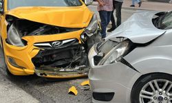 Karşı şeride geçen araç taksiye çarptı: 2 yaralı