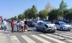 Kırmızı ışıkta bekleyen otomobile çarptı: 1 yaralı