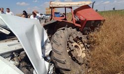 Komşuda korkunç kaza: Otomobil traktöre saplandı! 3 kişi hayatını kaybetti
