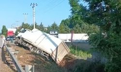 Kontrolden çıkan tır bariyere çarparak devrildi: Sürücü yaralandı