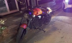 Otomobille çarpışan motosiklet sürücüsü hastanelik oldu