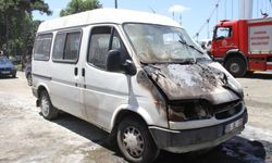 Seyir halindeki minibüs bir anda alev aldı