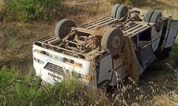 Tarım işçilerini taşıyan midibüs tarlaya devrildi: Çok sayıda yaralı var!