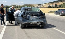 Tır otomobili biçti: Sürücüler ölümden döndü