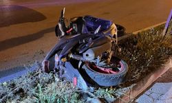 Kaldırıma çarpan genç motosiklet sürücüsü hayatını kaybetti