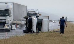 Kastamonu’da korkutan kaza: D-100'de kamyonet yan yattı