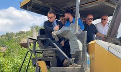 Tosya’da Kaymakam Konak sahaya indi, asfalt makinesinin başına geçti