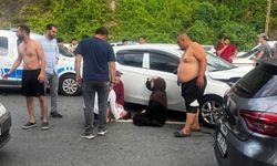 Yolun karşısına geçerken otomobil çarptı: Baba ve oğlu ağır yaralandı