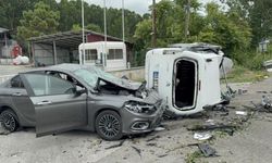 Akılalmaz kaza: Havalanan araç otomobilin üzerine düştü, 4 yaralı