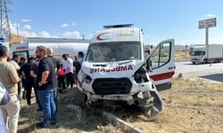 Ambulans ile cip çarpıştı: 5 yaralı
