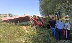 Buğday yüklü traktör devrildi: Sürücü yaralandı