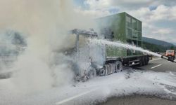 D-100’de korku dolu anlar: Seyir halindeki tır yandı