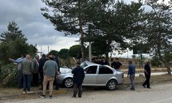 Devrekani’de otomobil ağaca çarptı: 3 kişi hastanede