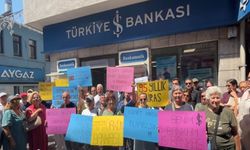 Kastamonu'da banka kapatma kararına büyük tepki: Vatandaşlar şube önünde toplandı
