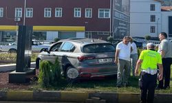 İnebolu’da trafik kazası: Kontrolden çıkan araç orta refüje çıktı