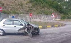İnebolu'da korkutan kaza! TIR'ın çarptığı otomobil hurdaya döndü