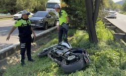 Kamyona çarpan motosiklet refüje savruldu: 2 yaralı