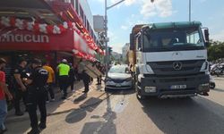Kamyonun çarptığı otomobil direğe sıkıştı: 1 yaralı