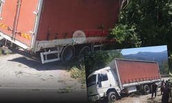 Kastamonu’da freni boşalan kamyon bahçeye daldı
