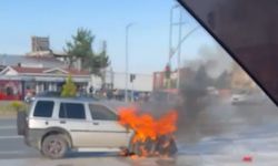 Kastamonu’da korkutan yangın! Adliye önünde otomobil alev aldı