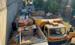 Komşu ilde görenleri şoke eden olay! Bahçeyi çöple doldurdular