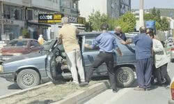 Komşuda feci kaza: Kontrolden çıkan otomobil refüje çıktı