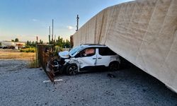 Kontrolden çıkan tır hafif ticari aracın üzerine devrildi: 1 yaralı