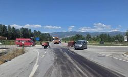 Traktörle hafif ticari araç çarpıştı: 1’i ağır 5 kişi yaralandı