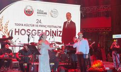 Tosya’da festival gecesine Başkan Kavaklıgil damga vurdu: Sahneye çıkıp şarkı söyledi