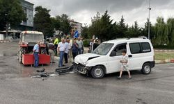 Traktörle hafif ticari araç çarpıştı